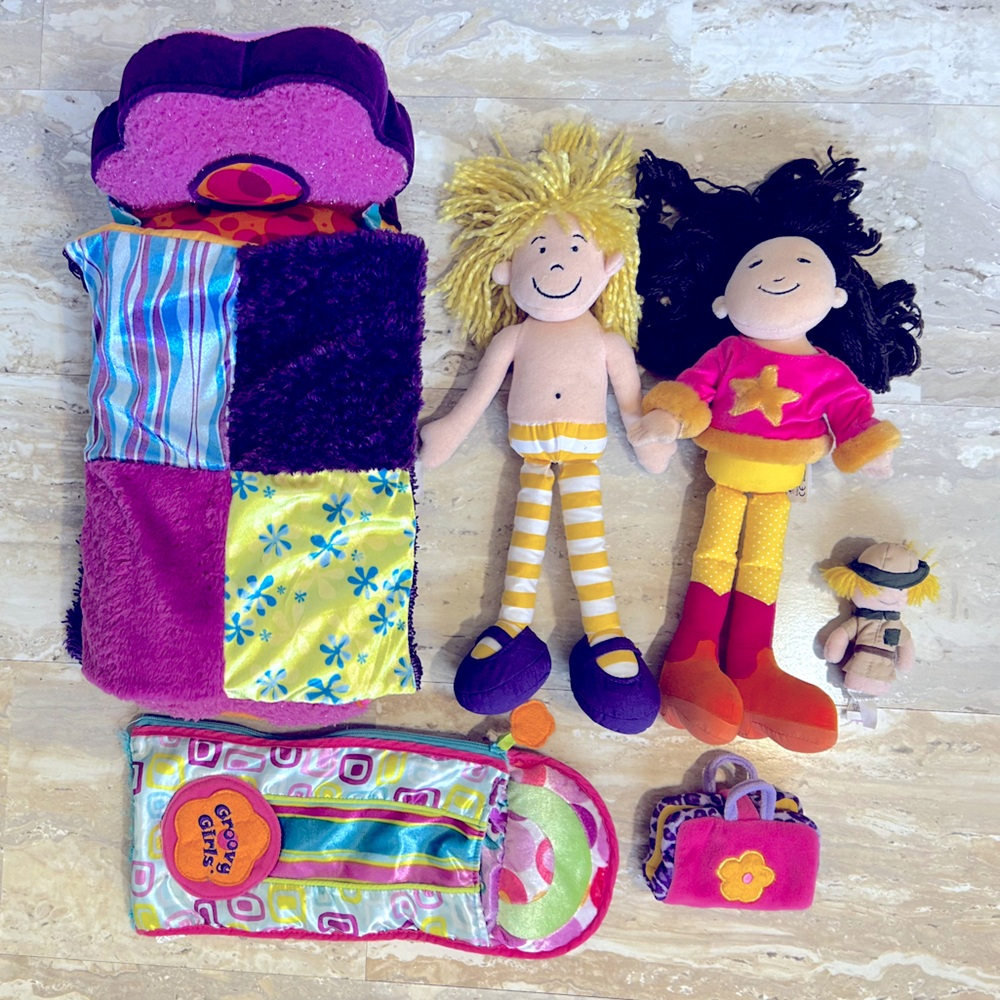 Groovy Girls Sleep Over: 2 Dolls, Bed, Sleeping Bag, Hand Puppet, Overnight Bag